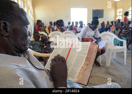 KENYA, Turkana, Lokichar, ACK Anglican Church of Kenya, sunday mass for Turkana people / KENIA, Turkana Volksgruppe, Anglikanische Kirche ACK, evangelischer Gottesdienst am Sonntag in der St. Pauls Kirche Stock Photo