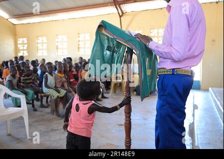 KENYA, Turkana, Lokichar, ACK Anglican Church of Kenya, sunday mass for Turkana people / KENIA, Turkana Volksgruppe, Anglikanische Kirche ACK, evangelischer Gottesdienst am Sonntag in der St. Pauls Kirche Stock Photo