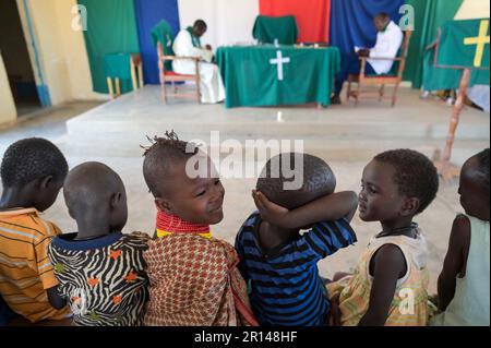 KENYA, Turkana, Lokichar, ACK Anglican Church of Kenya, sunday mass for Turkana people / KENIA, Turkana Volksgruppe, Anglikanische Kirche ACK, evangelischer Gottesdienst am Sonntag in der St. Pauls Kirche Stock Photo