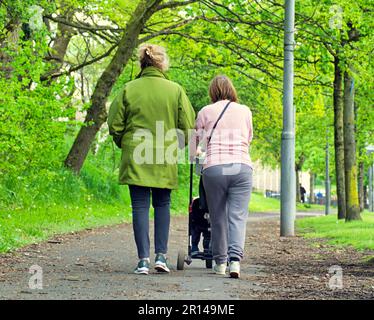 Glasgow, Scotland, UK 11th May, 2023. UK Weather: Sunny and warm  in the city centre saw locals take to the streets to enjoy city life.  Credit Gerard Ferry/Alamy Live News Stock Photo