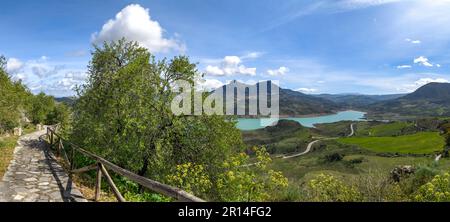 Zahara de la Sierra y su pantano Stock Photo - Alamy