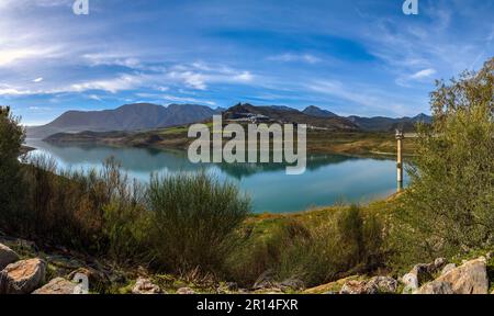 Zahara de la Sierra y su pantano Stock Photo - Alamy