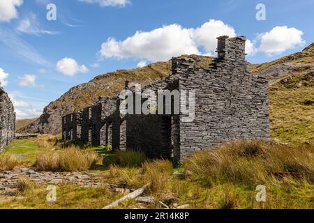 Derelict buildings stand on the now disused site of the former Rhosydd Slate Quarry. Parc Cenedlaethol Eryri/Snowdonia National Park Stock Photo