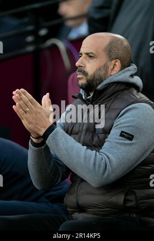 London, UK. 11th May, 2023. LONDON, ENGLAND - MAY 11: Pascal Jansen manager of AZ Alkmaar applaud prior to the UEFA Europa Conference League semi-final first leg match between West Ham United and AZ Alkmaar at London Stadium on May 11, 2023 in London, United Kingdom. (Photo by Gaspafotos/MB Media) Credit: Orange Pics BV/Alamy Live News Stock Photo