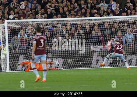 West Ham United's Saïd Benrahma scores a penalty during the Europa Conference League Semi Final 1st leg between West Ham United and AZ Alkmaar at the London Stadium, Stratford on Thursday 11th May 2023. (Photo: Michael Driver | MI News) Credit: MI News & Sport /Alamy Live News Stock Photo