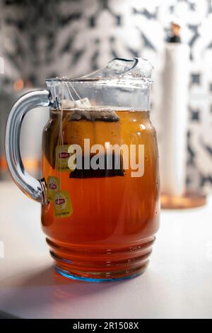 https://l450v.alamy.com/450v/2r1508x/glass-pitcher-with-liptons-cold-brew-family-size-teabags-making-tea-in-cold-water-usa-2r1508x.jpg