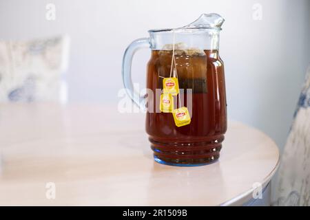 https://l450v.alamy.com/450v/2r1509b/glass-pitcher-with-liptons-cold-brew-family-size-teabags-making-tea-in-cold-water-usa-2r1509b.jpg