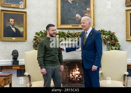 President Joe Biden meets with Ukrainian President Volodymyr Zelenskyy ...