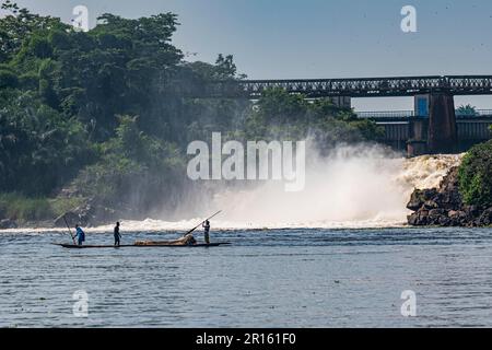 Fishermen fishing below the rapids on the Tshopo river, Kisangani, DR Congo Stock Photo