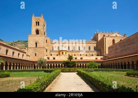 Twin pair columns in the cloister, Monreale Cathedral, Caldura Beach, Cefalu, Sicily, Italy Stock Photo