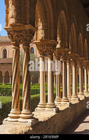 Ornate twin pair columns in the cloister, Monreale Cathedral, Caldura Beach, Cefalu, Sicily, Italy Stock Photo