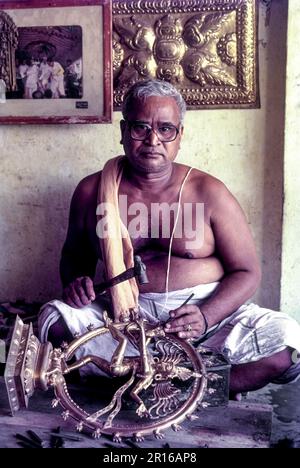Arunajadeswara sthapathi making bronze Natarajar Nataraja in kumbakonam, Tamil Nadu, India, Asia Stock Photo
