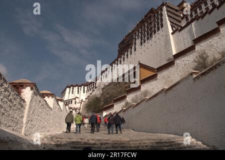 People's Republic of China, Tibet, Lhasa:  Potala Palace, built on the orders of the 5th Dalai Lama 1645-9, succeeding Drepong Monastery as his reside Stock Photo