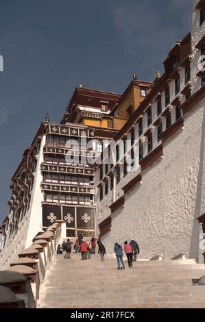 People's Republic of China, Tibet, Lhasa:  Potala Palace, built on the orders of the 5th Dalai Lama 1645-9, succeeding Drepong Monastery as his reside Stock Photo