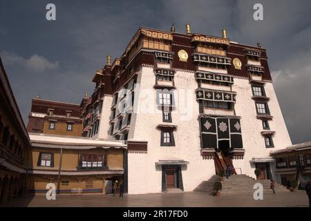 People's Republic of China, Tibet, Lhasa:  Potala Palace, built on the orders of the 5th Dalai Lama 1645-9, succeeding Drepong Monastery as his reside Stock Photo