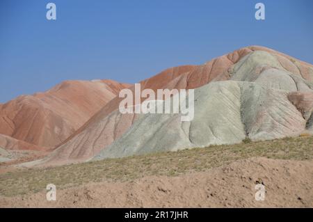 Iran:  remarkable scenery in the Kandovan area of Azarbaijan Province between Zanjan and Tabriz.  The hills are coloured by their mineral content. Stock Photo