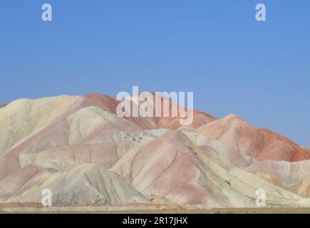 Iran:  remarkable scenery in the Kandovan area of Azarbaijan Province between Zanjan and Tabriz.  The hills are coloured by their mineral content. Stock Photo