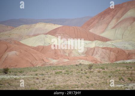 Iran:  remarkable scenery in the Kandovan area of Azarbaijan Province between Zanjan and Tabriz.  The hills are coloured by their mineral content. Stock Photo