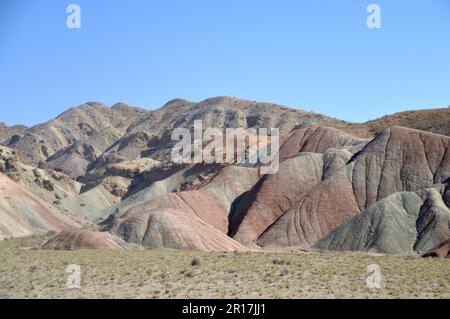 Iran:  remarkable scenery in the Kandovan area of Azarbaijan Province between Zanjan and Tabriz.  The hills are coloured by their mineral content. Stock Photo