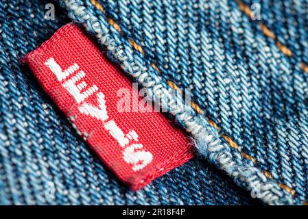 levis-jeans-red-tab-close-up-