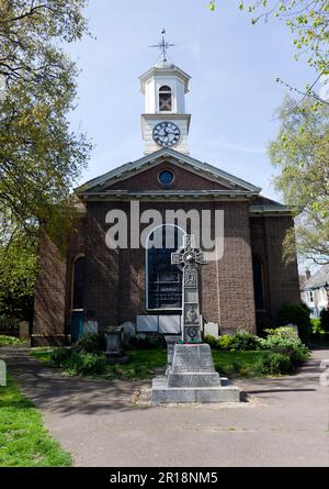 St Georges Church with  the Grade II listed  Memorial Cross, in front, Deal, Kent Stock Photo