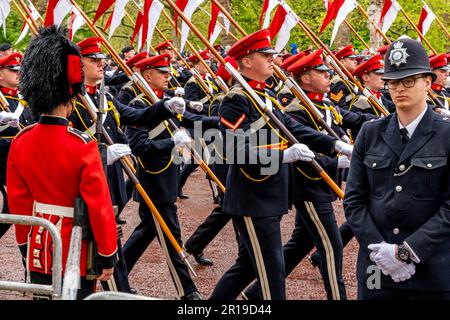 British Army Soldiers March Along The Mall As Part Of The Coronation Procession, The Coronation of King Charles III, London, UK. Stock Photo