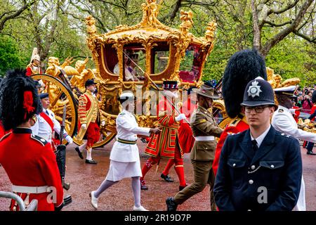 King Charles III and Queen Camilla Travel Back To Buckingham Palace In The Gold State Coach As Part Of The Coronation Procession, London, UK. Stock Photo