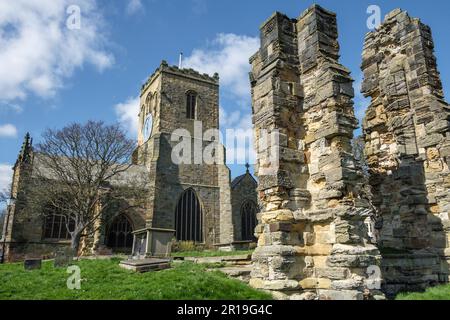 St Mary's Church and the ruins of the old medieval church, Scarborough, Yorkshire Stock Photo