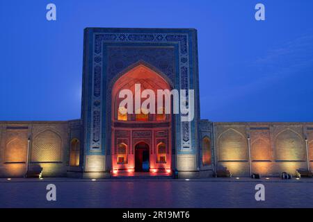 BUKHARA, UZBEKISTAN - SEPTEMBER 11, 2022: Portal of ancient Poi-Kalyan madrasah in night illumination Stock Photo