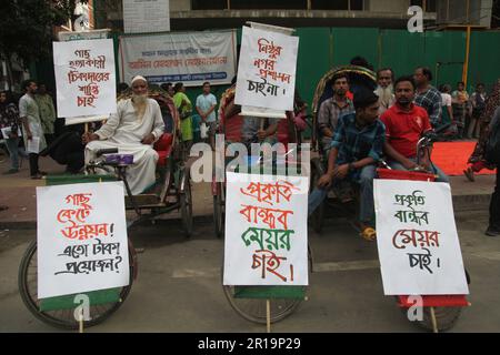 tree cutting ,Dhanmondi Saat Masjid road 12may2023, Dhanmondi Saat Masjid road divider tree cutting stop and native species work in the place of cut t Stock Photo