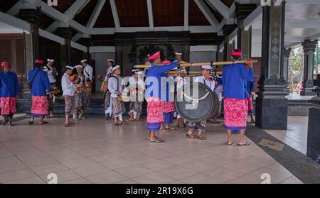 Local Balinese people performing their prayers in Pura Ulun Danu Beratan (Pura Bratan ) which is a major Hindu Shaivite temple in Bali Stock Photo