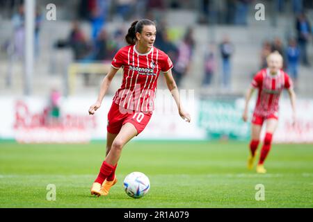 Riola Xhemaili (10 Freiburg) controls the ball (action) during the 1.  Frauen-Bundesliga football match between SC Freiburg and SGS Essen at  Dreisamstadion in Freiburg, Germany. Daniela Porcelli/SPP Stock Photo -  Alamy