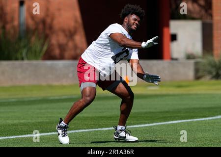 Arizona Cardinals rookie B.J. Ojulari works out during an NFL football mini  camp, Friday, May 12, 2023, in Tempe, Ariz. (AP Photo/Matt York Stock Photo  - Alamy