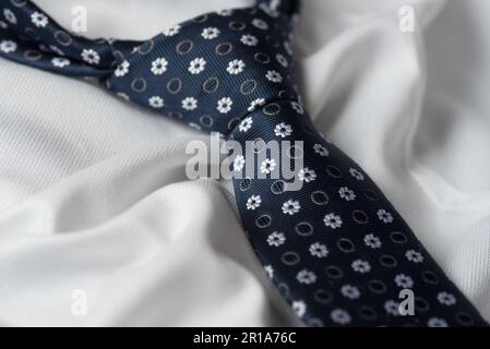una camicia bianca ed una cravatta blu con decori, vestire in maniera elegante Stock Photo