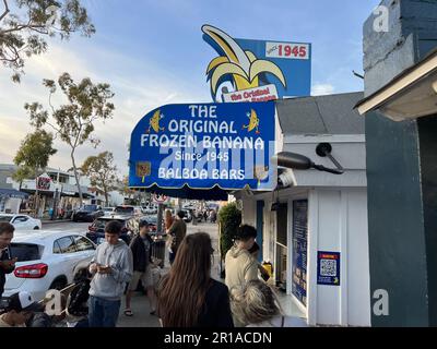 United States. 07th Apr, 2023. People line up outside the Sugar and Spice frozen banana and Balboa Bar stand on Balboa Island, Newport Beach, California, April 7, 2023. (Photo by Smith Collection/Gado/Sipa USA) Credit: Sipa USA/Alamy Live News Stock Photo