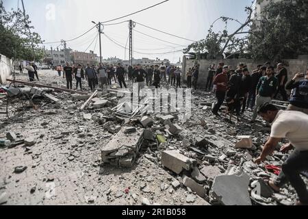 Gaza, Palestine. 12th May, 2023. Palestinians inspect the damage of a house hit by the Israeli airstrikes in Khan Yunis, in the southern Gaza Strip. (Credit Image: © Yousef Masoud/SOPA Images via ZUMA Press Wire) EDITORIAL USAGE ONLY! Not for Commercial USAGE! Stock Photo