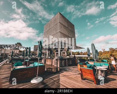 beach club on the cliffs of uluwatu in Bali, Indonesia Stock Photo