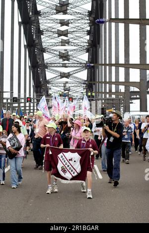 Australians celebrating the 75th Anniversary of Sydney Harbour Bridge with a walk across the Bridge. Sydney, Australia. 18.03.2007. Stock Photo