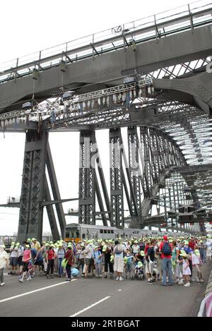 Australians celebrating the 75th Anniversary of Sydney Harbour Bridge with a walk across the Bridge. Sydney, Australia. 18.03.2007. Stock Photo