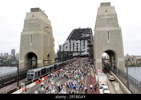 Australians celebrating the 75th Anniversary of Sydney Harbour Bridge with a walk across the Bridge. Sydney, Australia. 18.03.2007. Stock Photo