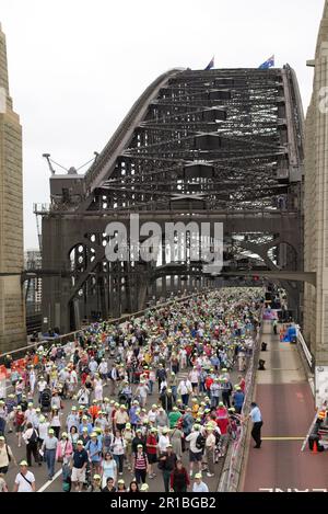 Australians celebrating the 75th Anniversary of Sydney Harbour Bridge with a walk across the Bridge. Sydney, Australia. 18.03.2007. Stock Photo