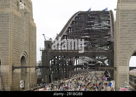 Australians celebrating the 75th Anniversary of Sydney Harbour Bridge with a walk across the Bridge. Sydney, Australia. 18.03.2007. Stock Photo