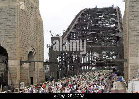 Australians celebrating the 75th Anniversary of Sydney Harbour Bridge with a walk across the Bridge. Sydney, Australia. 18.03.2007. Stock Photo