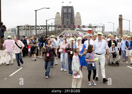 Australians celebrating the 75th Anniversary of Sydney Harbour Bridge with a walk across the Bridge. Sydney, Australia. 18.03.2007. Stock Photo