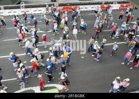 Australians celebrating the 75th Anniversary of Sydney Harbour Bridge with a walk across the Bridge. Sydney, Australia. 18.03.2007. Stock Photo