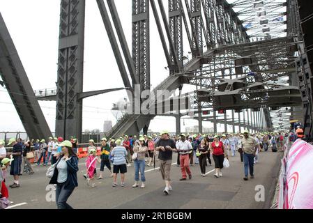 Australians celebrating the 75th Anniversary of Sydney Harbour Bridge with a walk across the Bridge. Sydney, Australia. 18.03.2007. Stock Photo