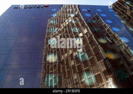 Arcotel Onyx Hotel, office building Dancing Towers reflected in facade, Reeperbahn, St. Pauli, Hamburg, Germany Stock Photo
