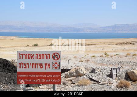 Receding coastline and dangerous sinkholes - Ein Gedi Beach, Dead Sea in Israel Stock Photo