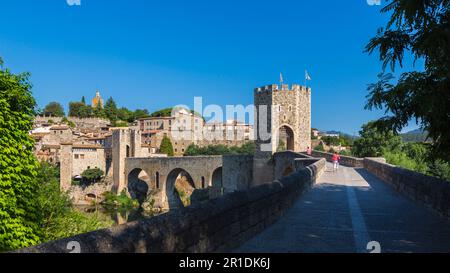 Besalu, Girona Province, Catalonia, Spain.  Fortified bridge known as El Pont Vell, the Old Bridge, crossing the Fluvia river.  Documents dating back Stock Photo