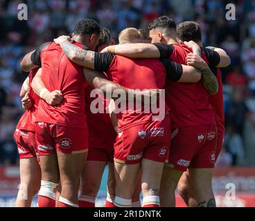 St Helens, Merseyside, England 13th May 2023. Salford have a team huddle during the warm ups ahead of kick off, during St Helens Rugby Football Club V Salford Red Devils Rugby League Football Club at the Totally Wicked Stadium, the Betfred Super League (Credit Image: ©Cody Froggatt/Alamy live news) Stock Photo